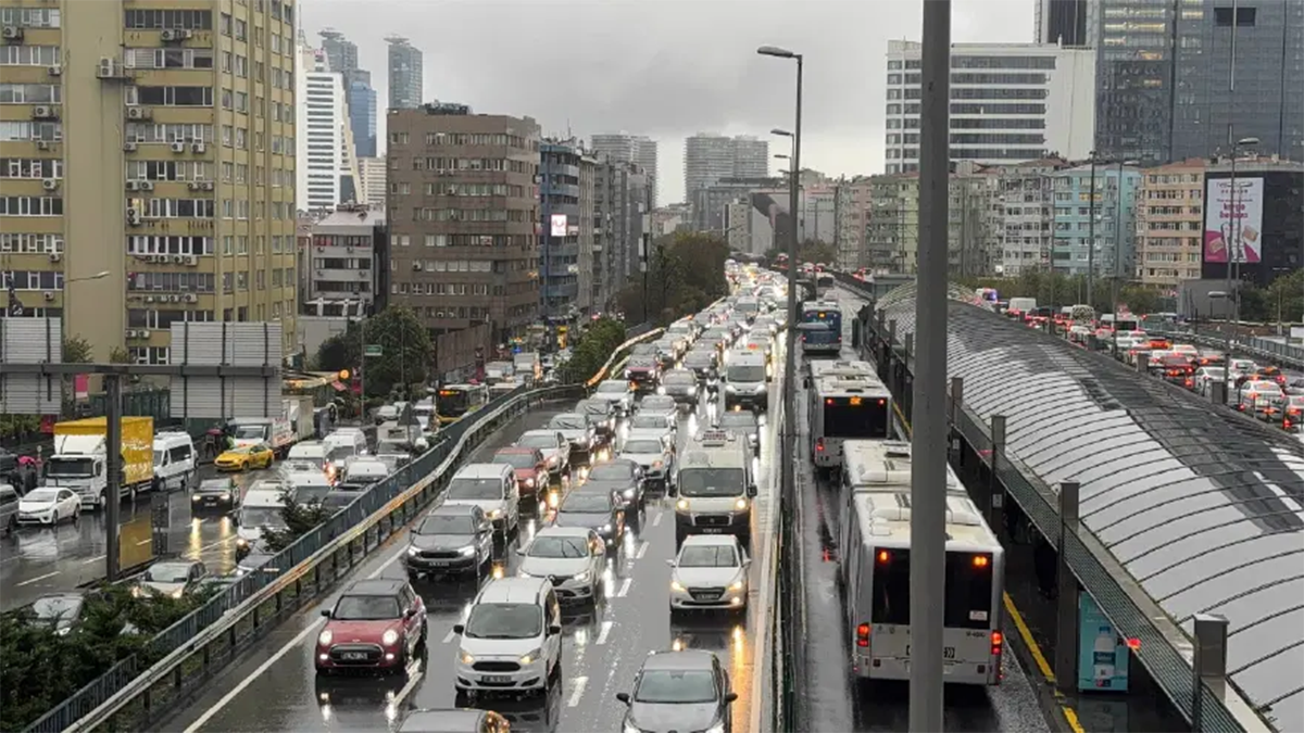 İstanbul'da trafik yoğunluğu yüzde 53! 25 Ekim Pazar akşamı son durum