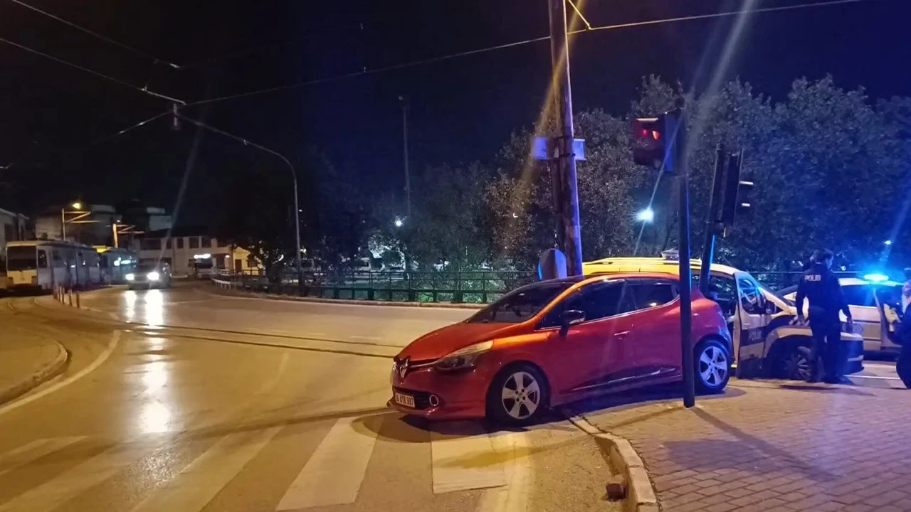 Bursa'da alkollü sürücü polisten kaçarken trafik lambasına çarptı: 420 bin TL ceza